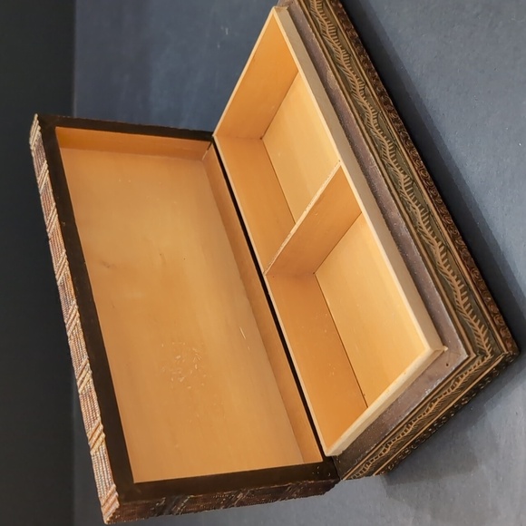 VGT,Beautiful Intricately Carved Wooden Jewelry /Trinket Box. - Picture 7 of 14